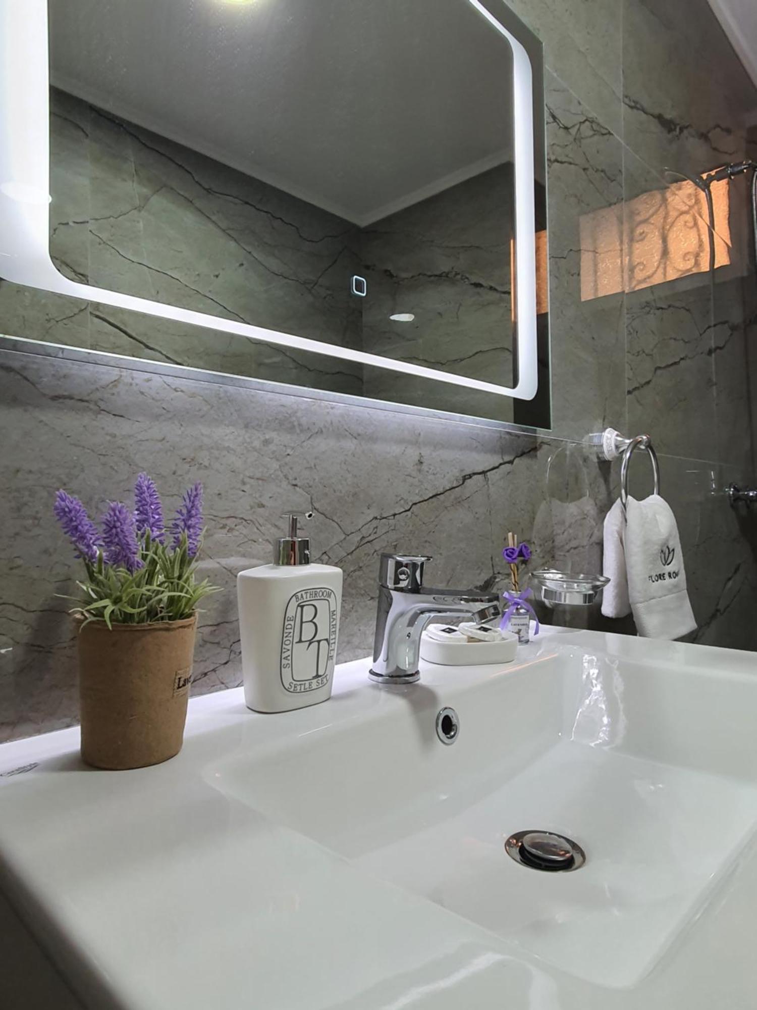 Flore Rooms Sarandë Habitación foto